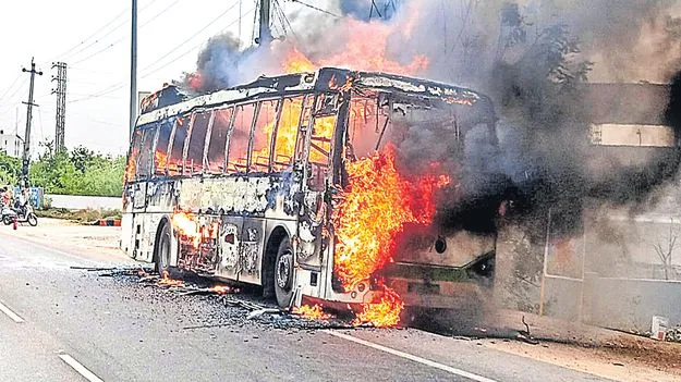 కరీంనగర్‌లో ఎలక్ట్రిక్ బస్సులో అగ్ని ప్రమాదం